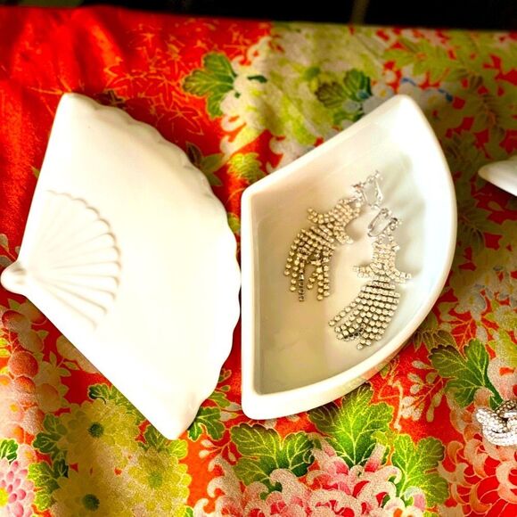 ♥️VINTAGE PAIR CHINOISERIE BONE WHITE FAN TRINKET DISHES GRAND MILLENNIAL DECOR - Picture 15 of 16